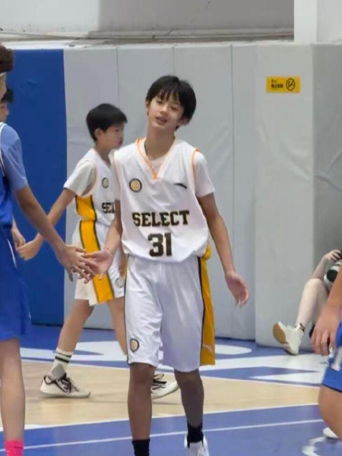 邓超儿子等等的脸好小啊！打篮球那股认真劲儿和五官的相似度，等等长得好像孙俪啊，而