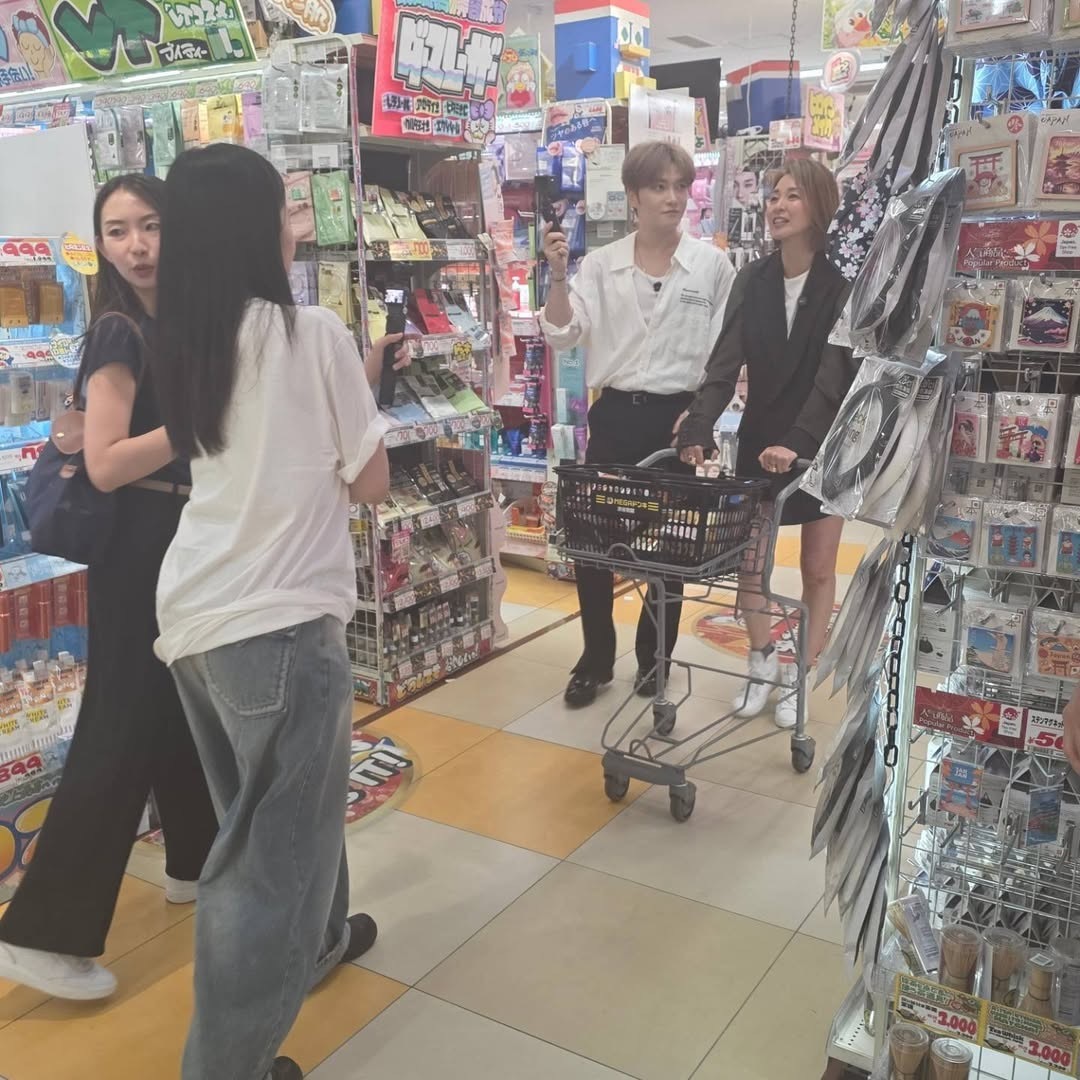 允在  260525 金在中 拍摄路透with 矢野志保@ 渋谷 堂吉诃德cr：