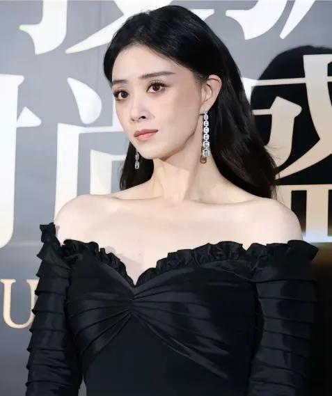蒋欣瘦下来更好看了。

之前跟别的女明星合影，总被吐槽骨架大胖什么之类的话，现在