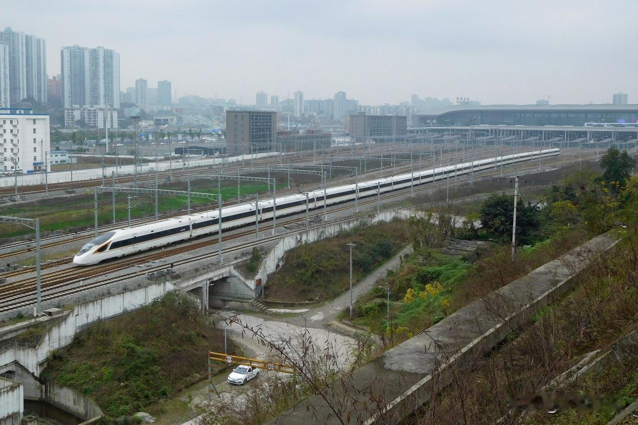 这是2020年1月中旬在重庆西站旁边拍到两趟采用复兴号CR400BF—A型动车组