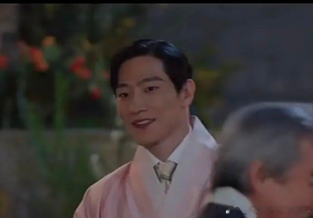 IU新剧的男主和男二，工伤了 