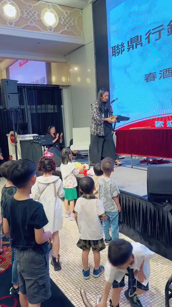 我可能只能指出最后的大绝招了，大绝招就是这个鸡，它有才艺的，它的头可以背拔下来，