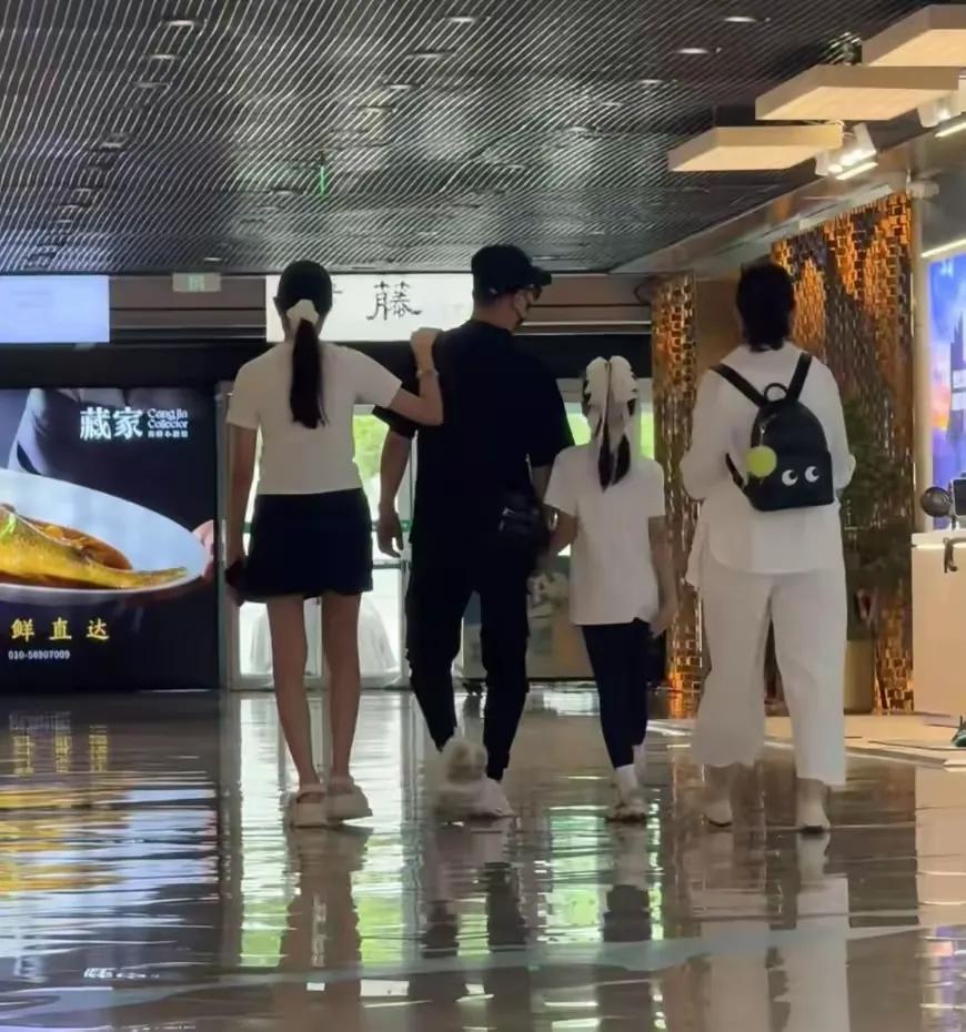 全球学校进入假期模式，汪峰携女儿小苹果现身商场购物，引发关注。小苹果就读瑞士顶尖