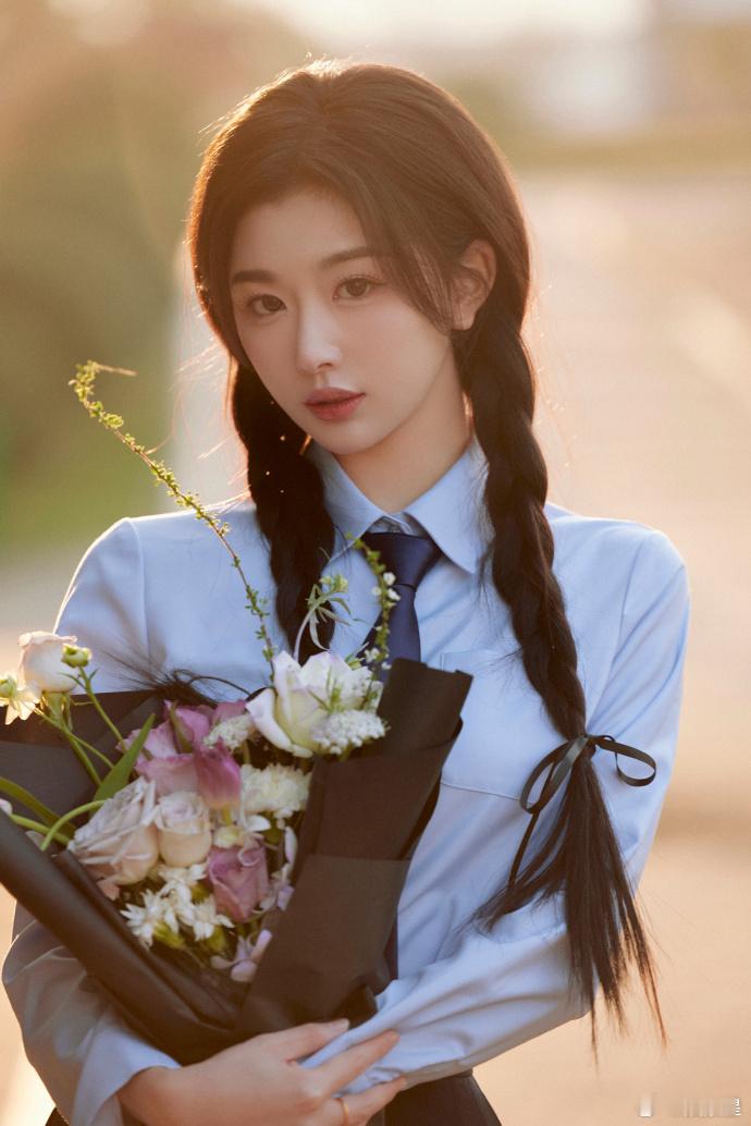 孔雪儿  青春洋溢，自然清新。双马尾、学生制服搭配，展现纯真与活力。 ​​​#时