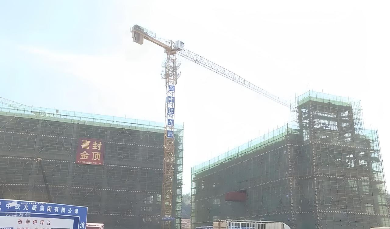 粤东西北唯一的北师大系学校北师大云浮实验学校日夜赶工中，预计今年9月份小学和高中