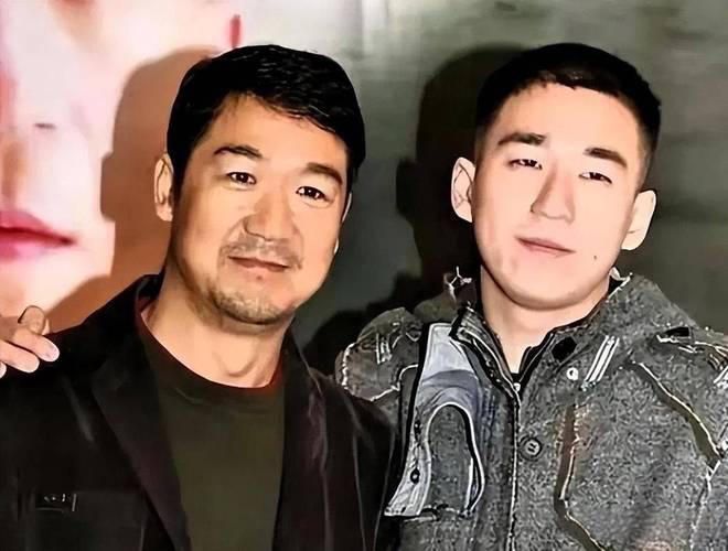 张国立有两段婚姻，和第一任妻子罗秀春生了儿子张默。现任是“王熙凤”邓婕，两人没要