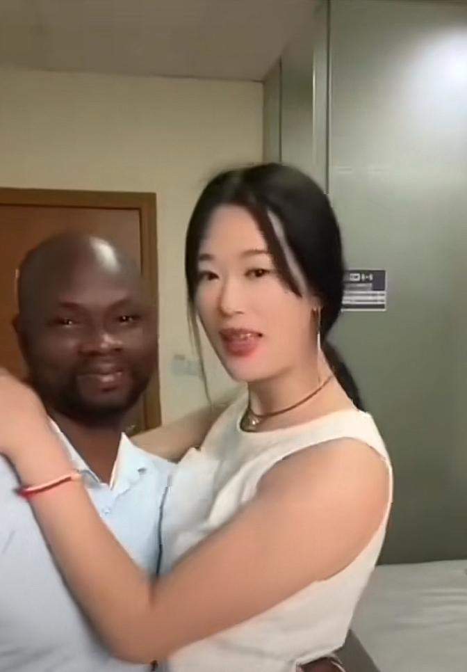 看到她跟老黑在一起那么开心
她大概率是很幸福了

其实老黑长得非常一般，看得出来