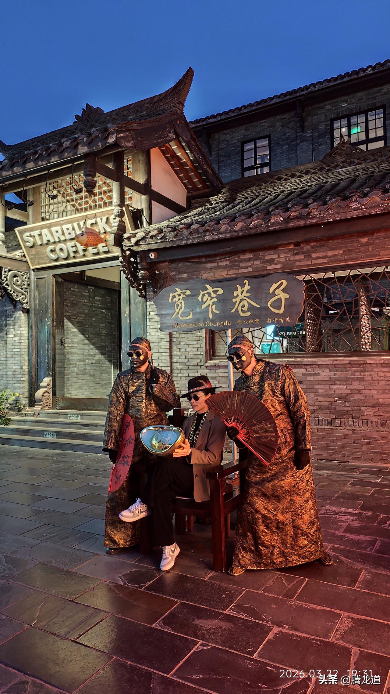 分享旅游打卡拍照四川成都宽窄巷子摆摊拍照景象