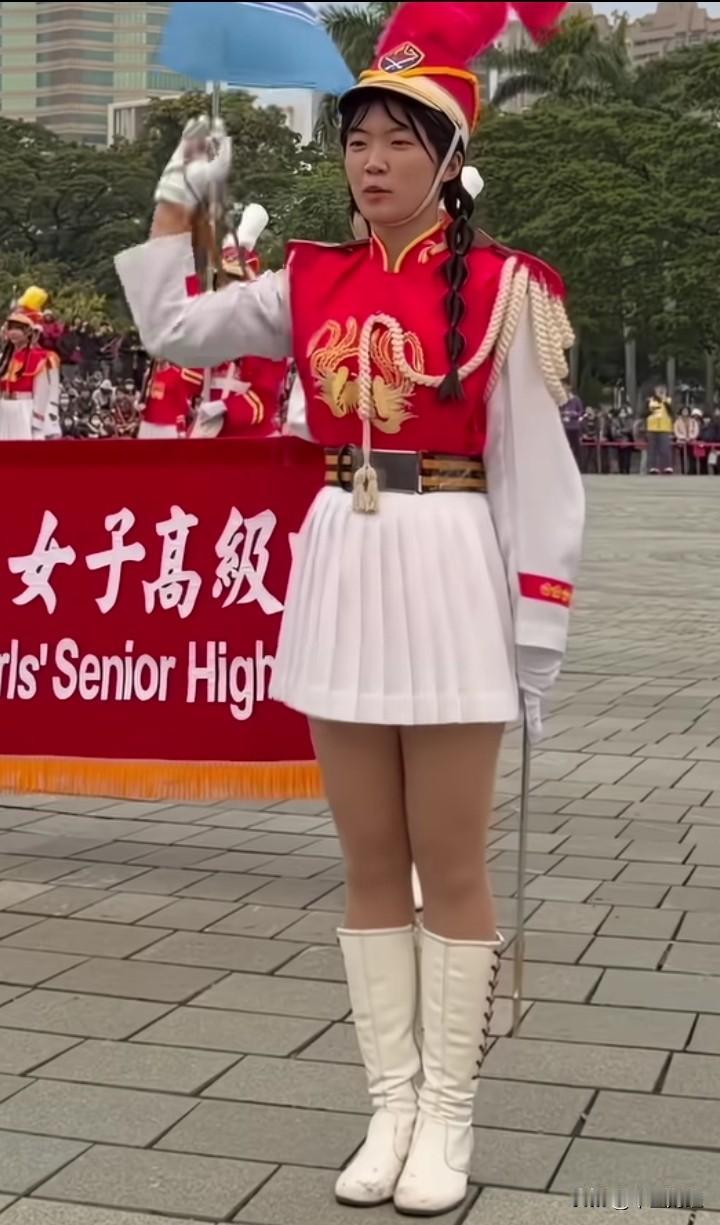 台湾高中女子仪仗队以飒爽英姿亮相，也有中华传统文化的身影，她们步伐铿锵、青春阳光