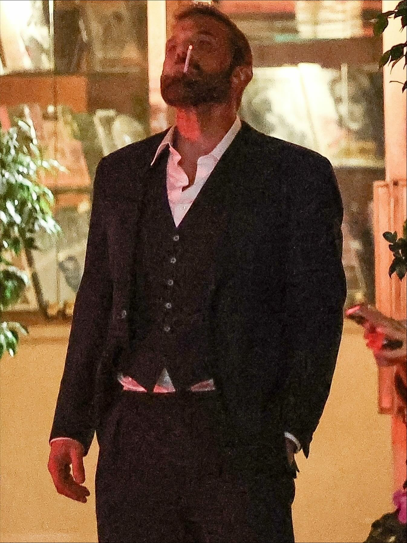 哈哈哈~~~大本叼烟新表情包来咯~~