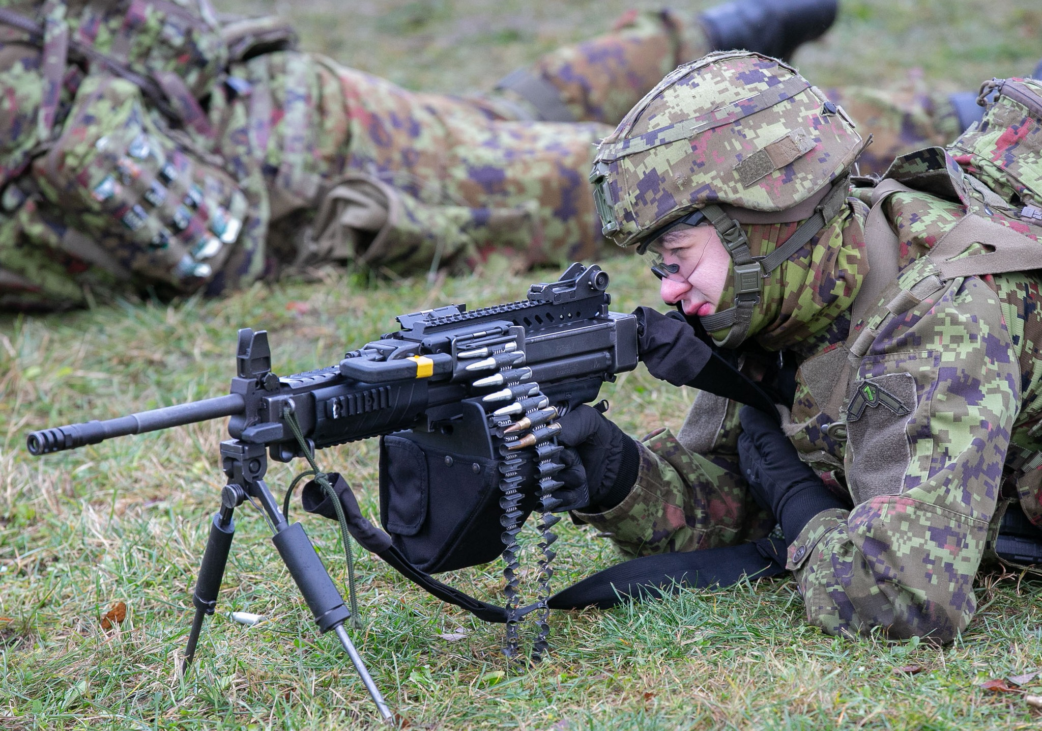 使用内格夫NG7机枪的爱沙尼亚士兵，弹链使用的此前服役的MG3的不可散弹链烽火问