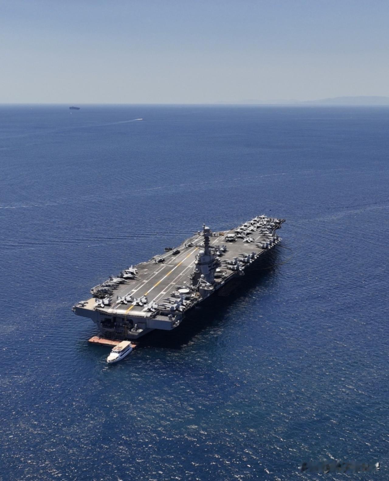 世界上最大的航母「福特號」在法海停靠。