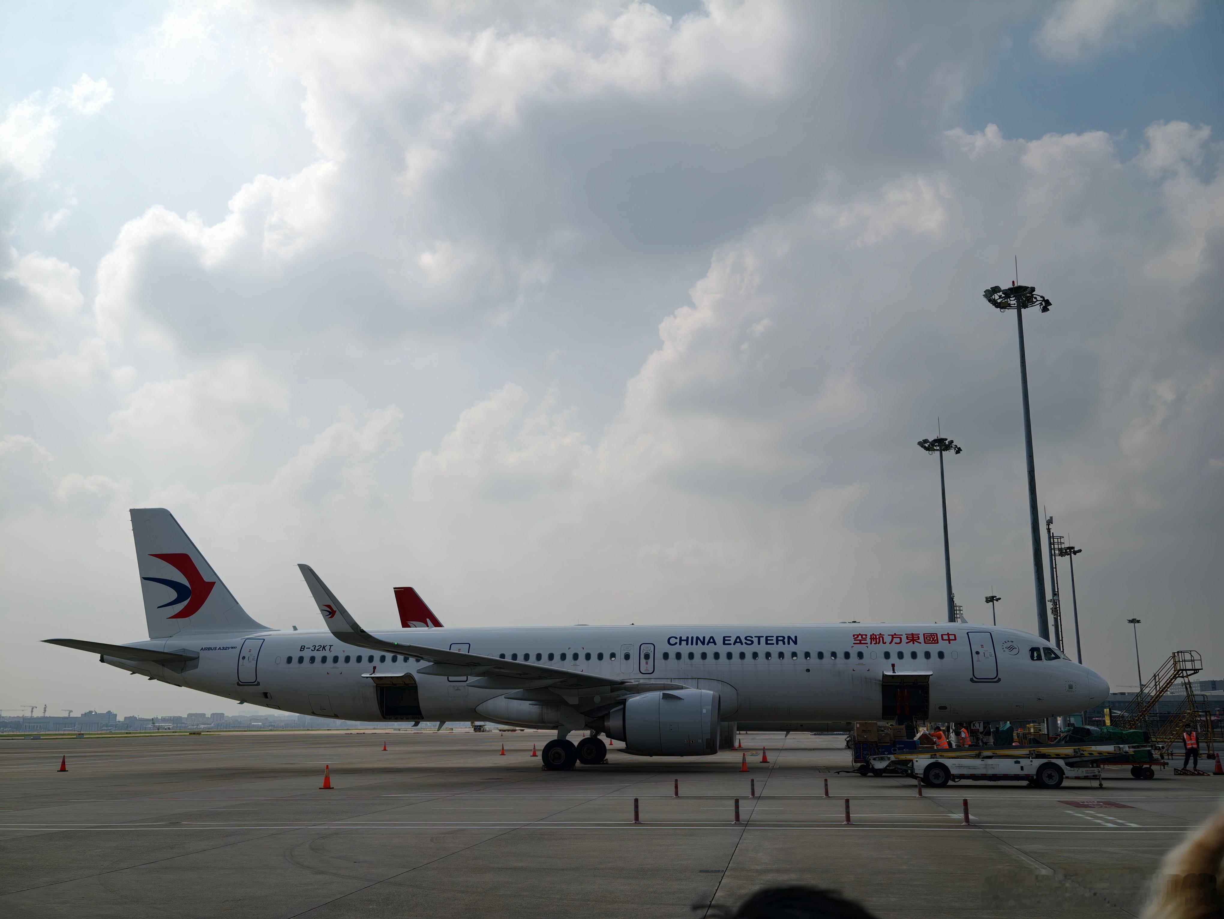 哇靠…好大的飞机✈，起飞，去深圳，看三2亿OPPO Find X10系列的发布会