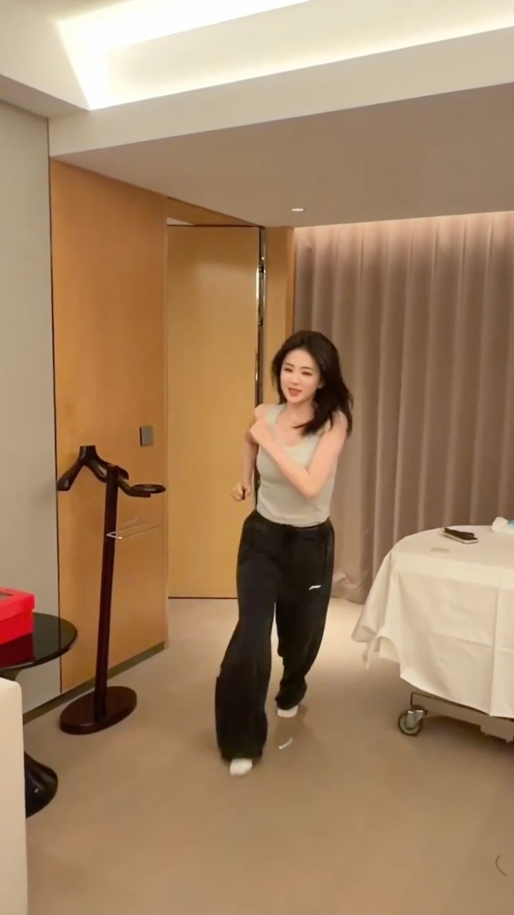 白鹿这是真的好可爱呀！好鲜活的🍍啊！外卖到了白鹿就这样跑步迎接