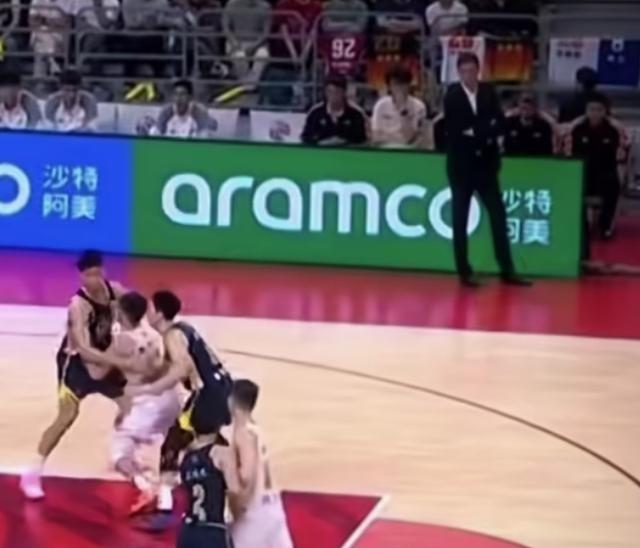 广东队把江苏新秀庞峥麟当外援防，徐杰胡明轩轮番包夹，阵仗挺大。结果人家硬是拿了2