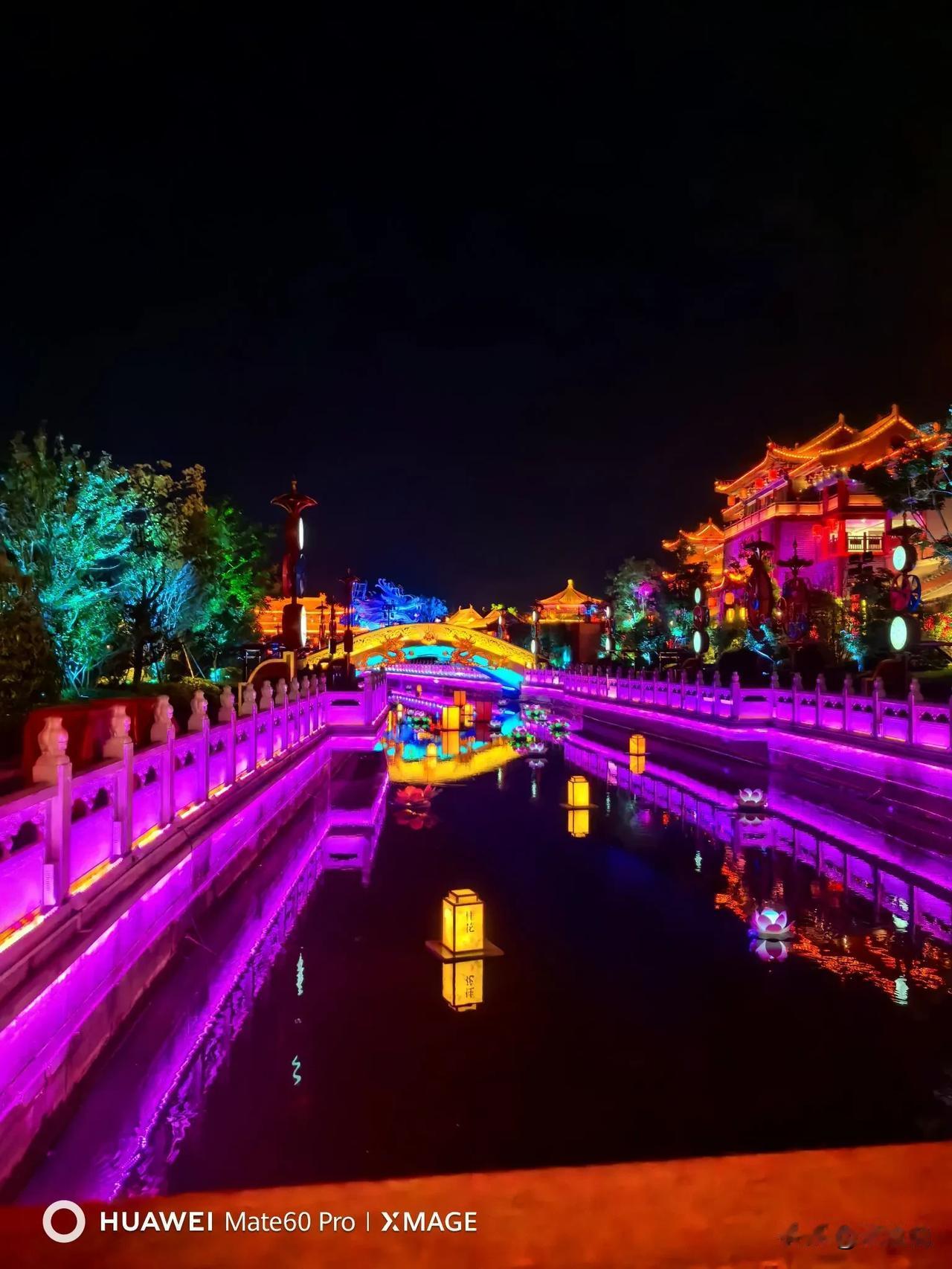 清明上河园位于河南省开封市，是一座以宋代都城风貌为主题的大型文化主题公园。晚上的