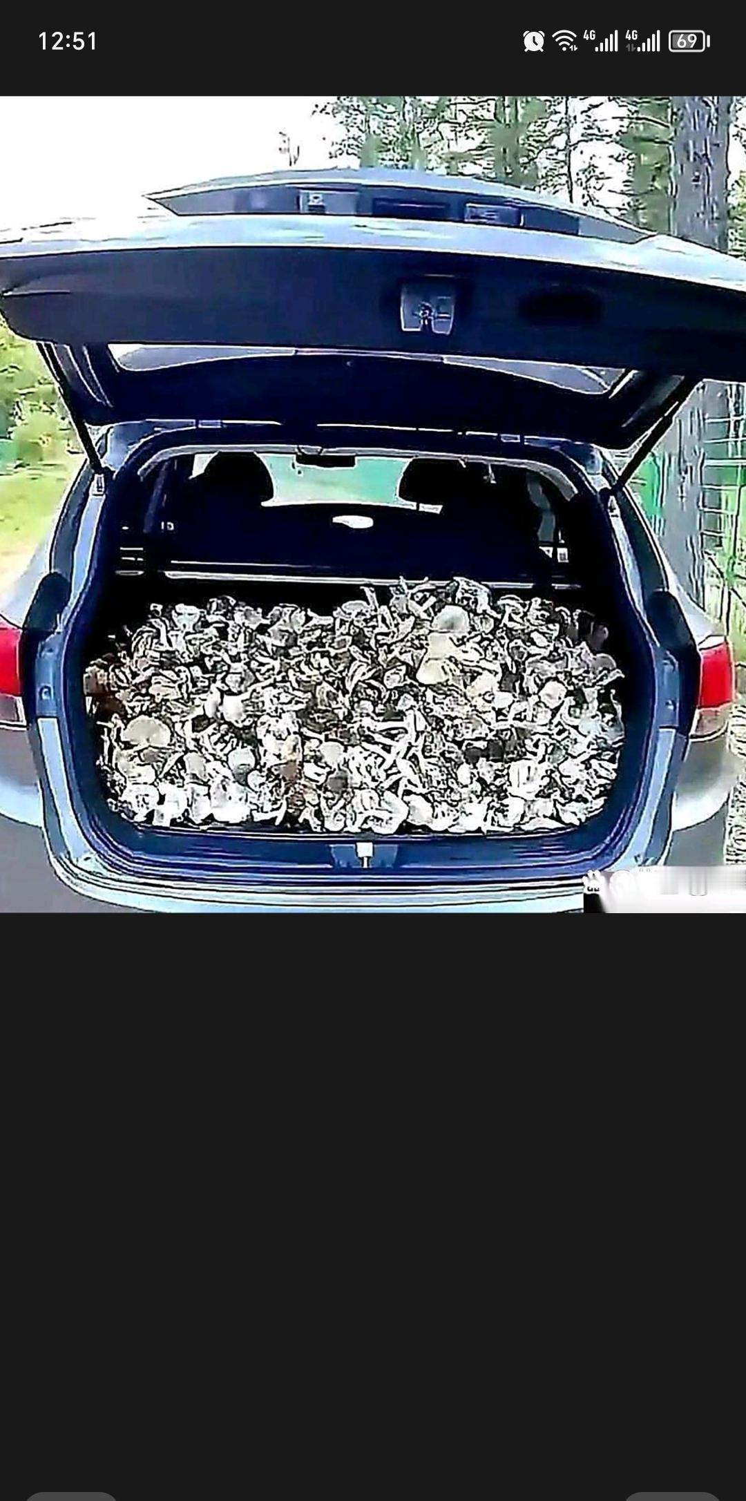 老公兄弟借完车，说把谢礼放后备箱了。
中午老公回来打开，直接愣住。打电话让我下楼