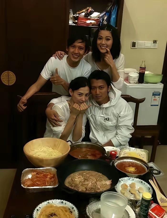 这是张柏芝去横店探班谢霆锋的旧照，为大家做了一桌子的菜，没想到张柏芝厨艺这么好。