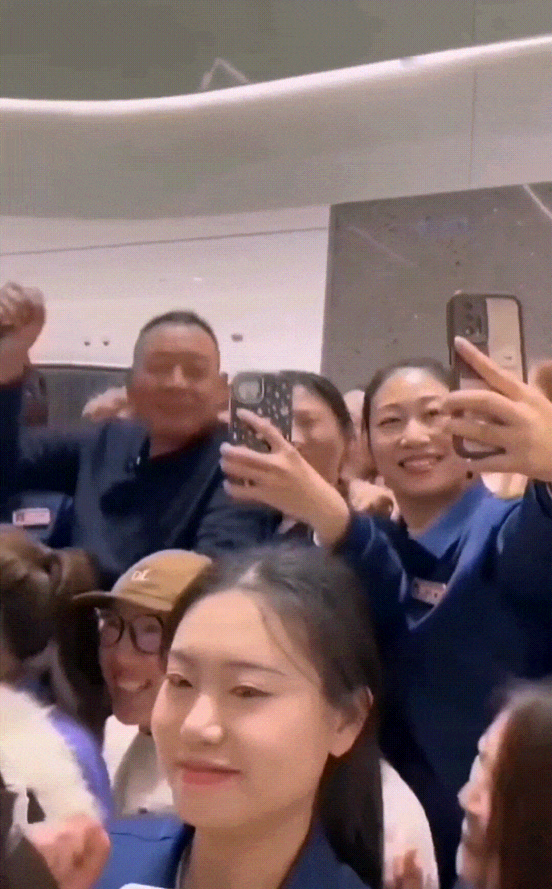 说实话，这次胖东来开店闹腾的有点过了。不就开个新店而已，又唱又跳嘚瑟个什么嘛？