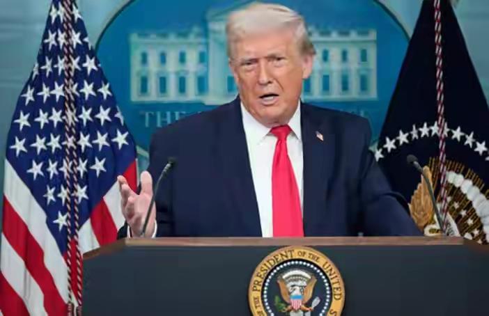 看似全世界都在嘲笑特朗普。嘲笑他的大嘴巴，嘲笑他的推文治国。国家大事、国际大事，