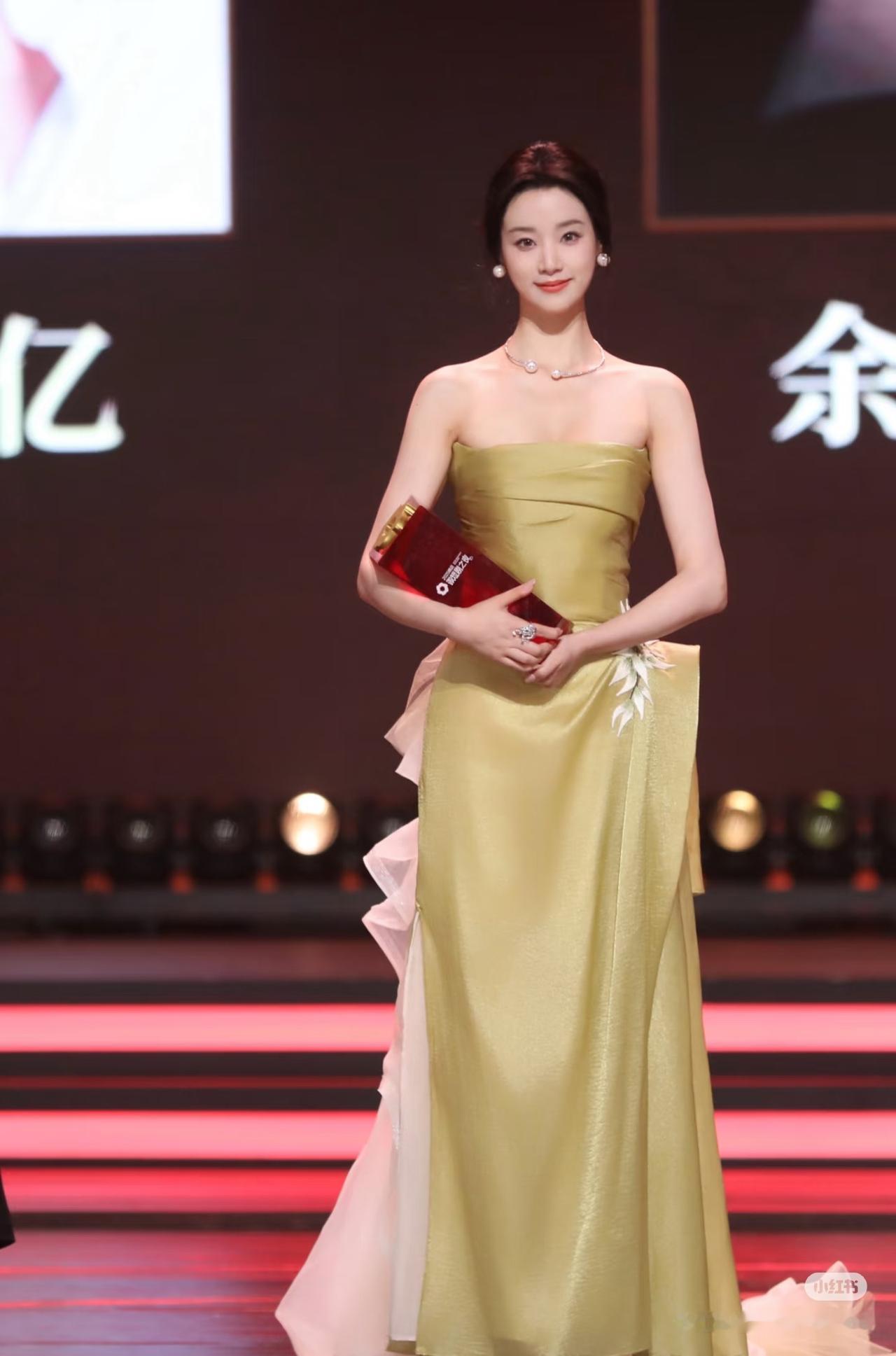 王小亿说，这次短剧红毯被安排压轴，说实话心里挺感慨的。最近忙着新剧宣传，造型没太