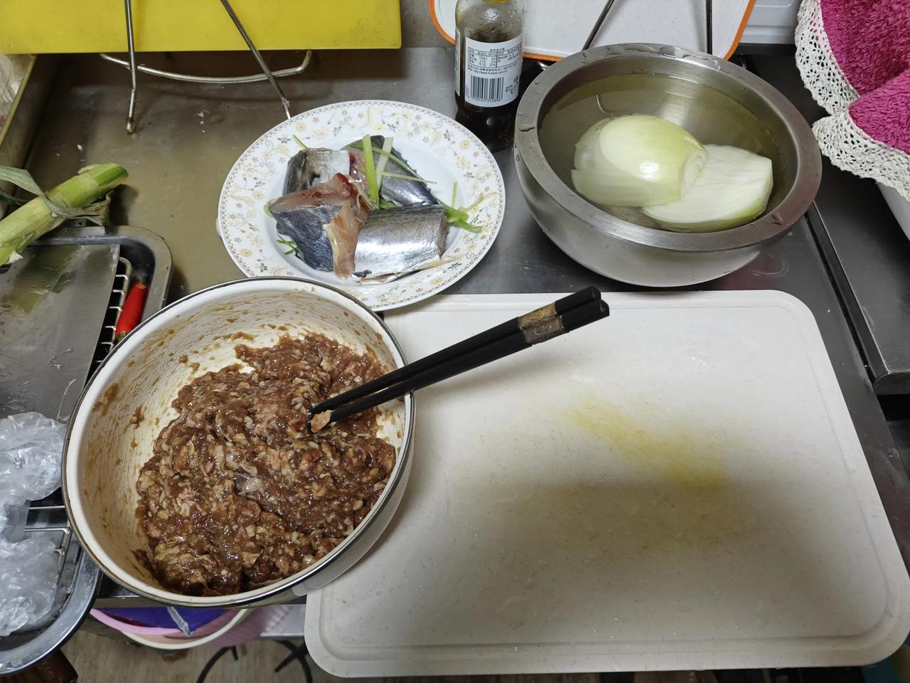 腰间盘昨天晚上疼了一宿啊，平躺也痛，侧躺也痛。疼得睡不着觉。人这辈子遭罪的时候多
