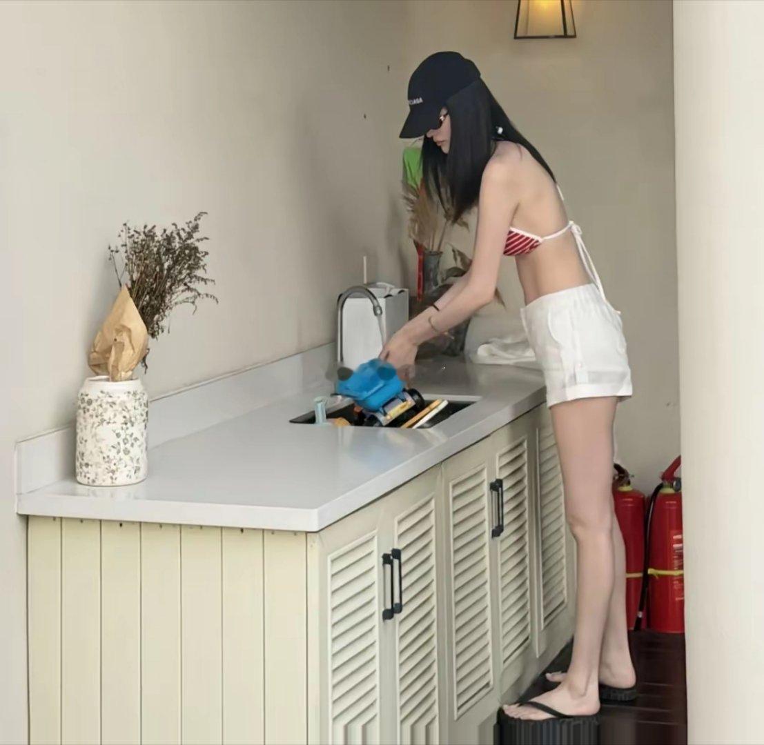 在外面穿这么露，陈伟霆知道后不会生气吗？ 
