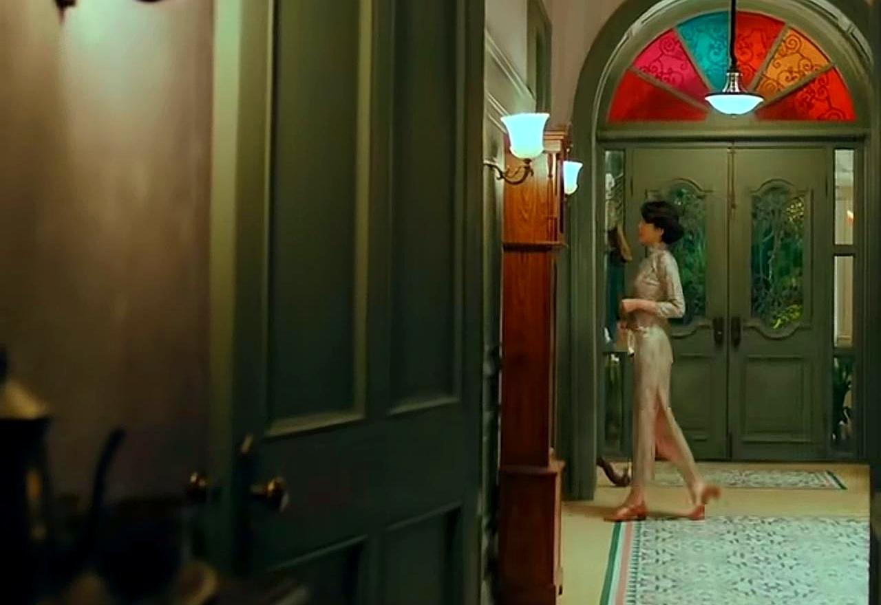 曾黎的身材真好！
 

网友分享她穿旗袍的背影，身姿曼妙摇曳多姿，带来直观的美感