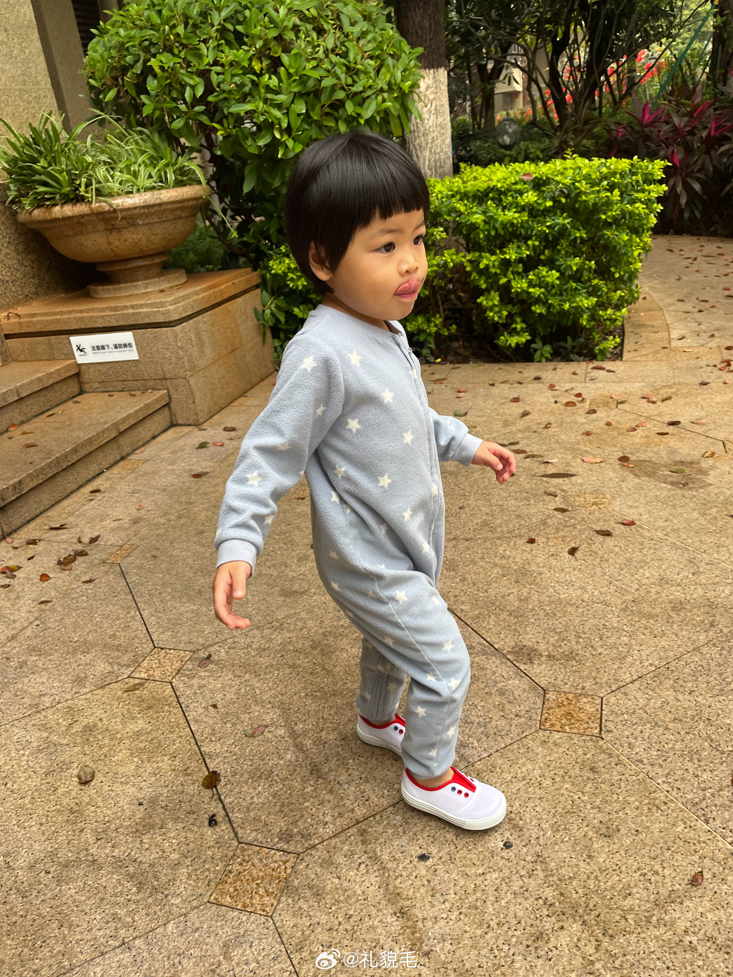 昨天让她穿新鞋出门她不肯，说我舍不得呀妈妈！这么漂亮的鞋，下雨天会弄脏的今天不下