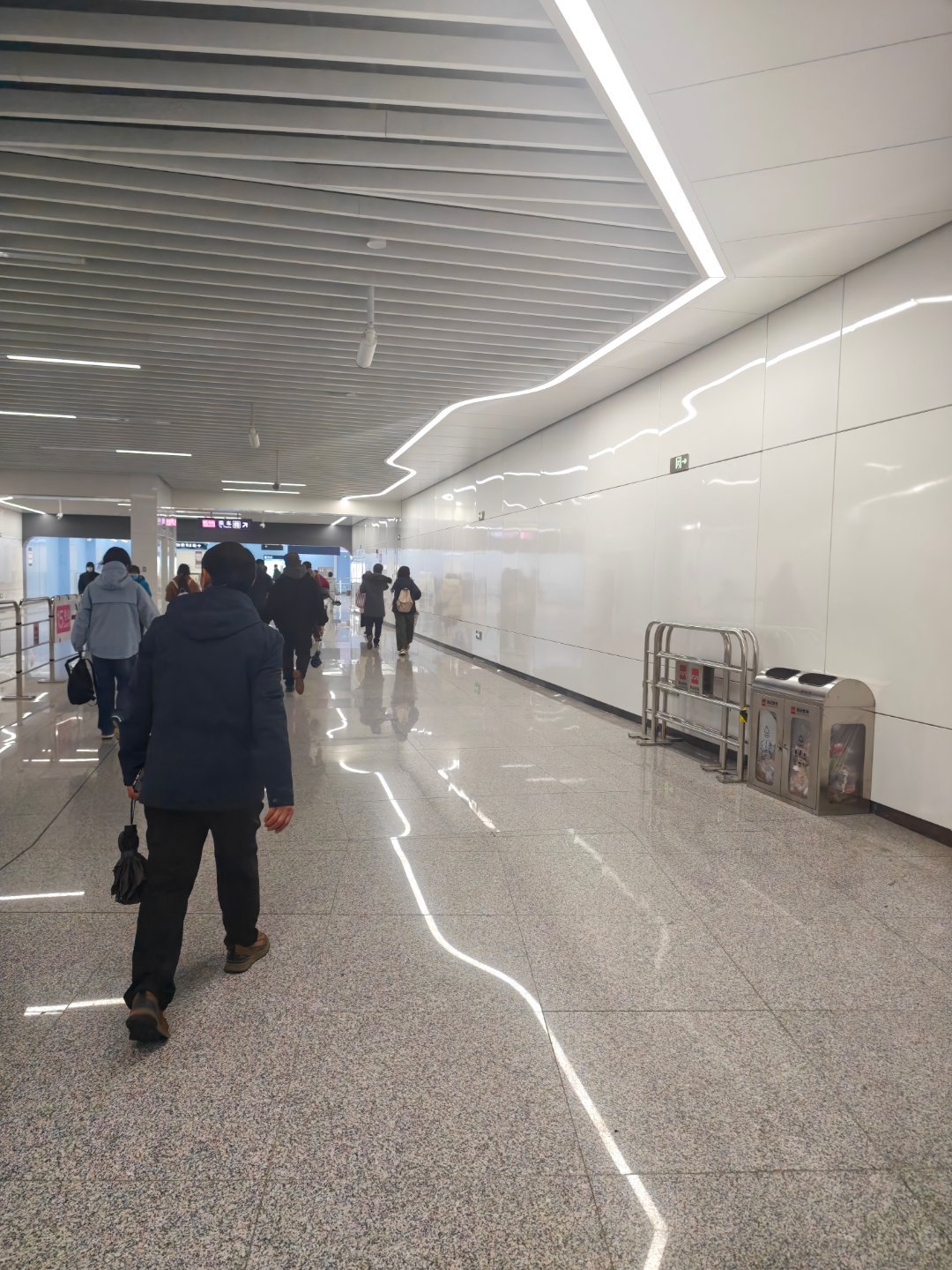 西安地铁15号线航天城站是哪个智者设计的？换乘远的一批，疯了吧？ 