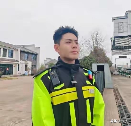 全网都在说这位00后收费员撞脸肖战、霍建华等多位顶流，我真的想说：别胡扯了，这哪