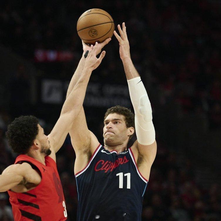 布鲁克·洛佩兹对开拓者砍下31+5，三分球14中9，在37+年纪依然能投中九记三