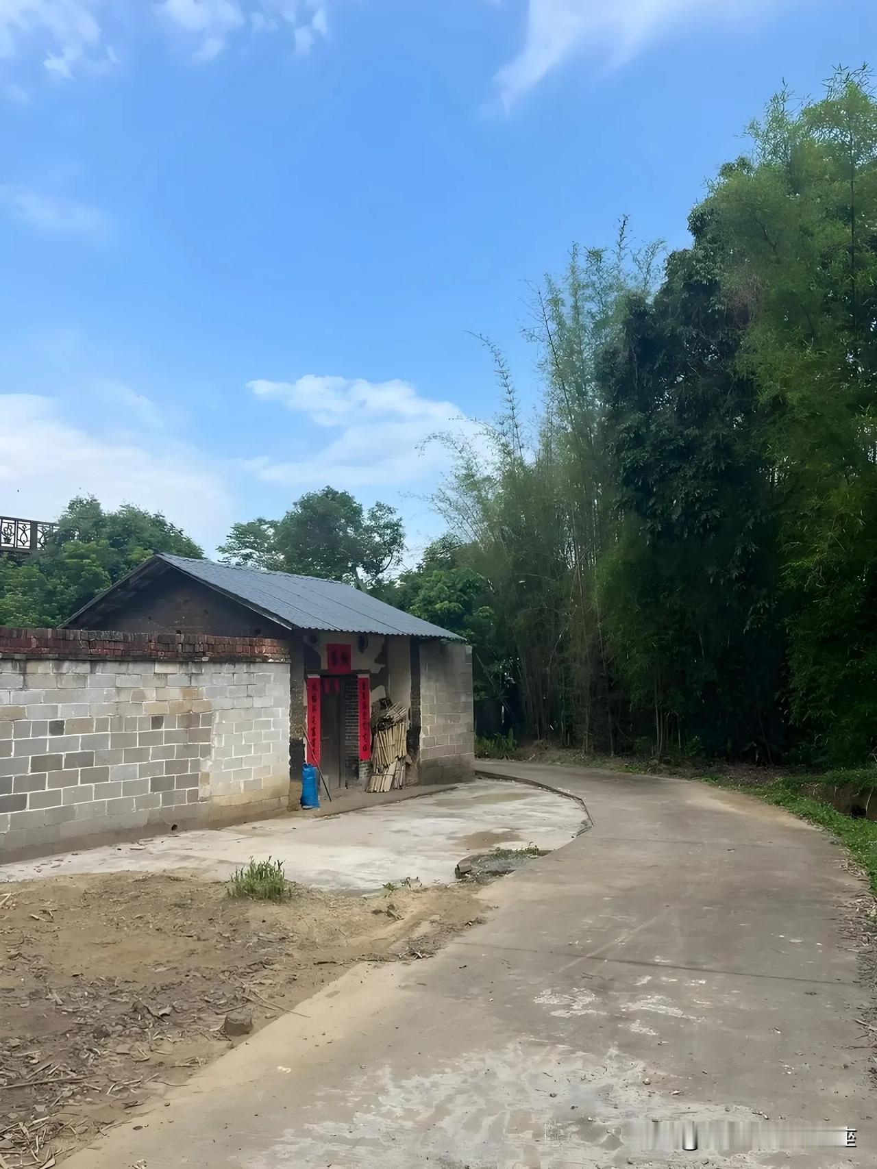 当下，人与人之间的关系远不如上世纪八九十年代那般亲密。我仍记得回老家时，碰到了小