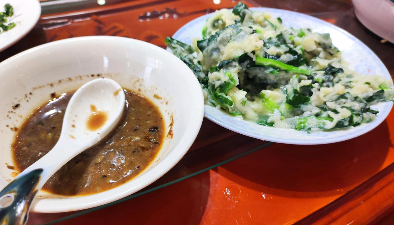 在蘸片子、拖叶子之外，另一种面菜搭的吃法叫晋中菜圪塔
把面菜混握一下，丢入锅中，