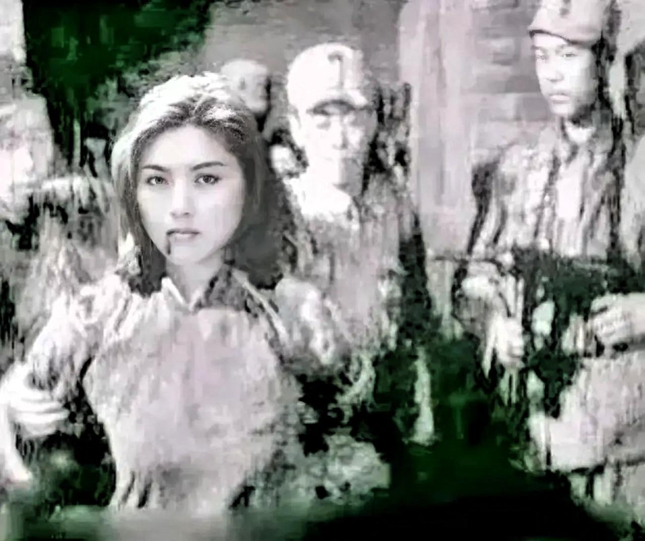 先把衣服扒光，吊上房梁，用带钉的棍子打到全身血肉模糊。再端来一盆滚烫的盐水，“哗