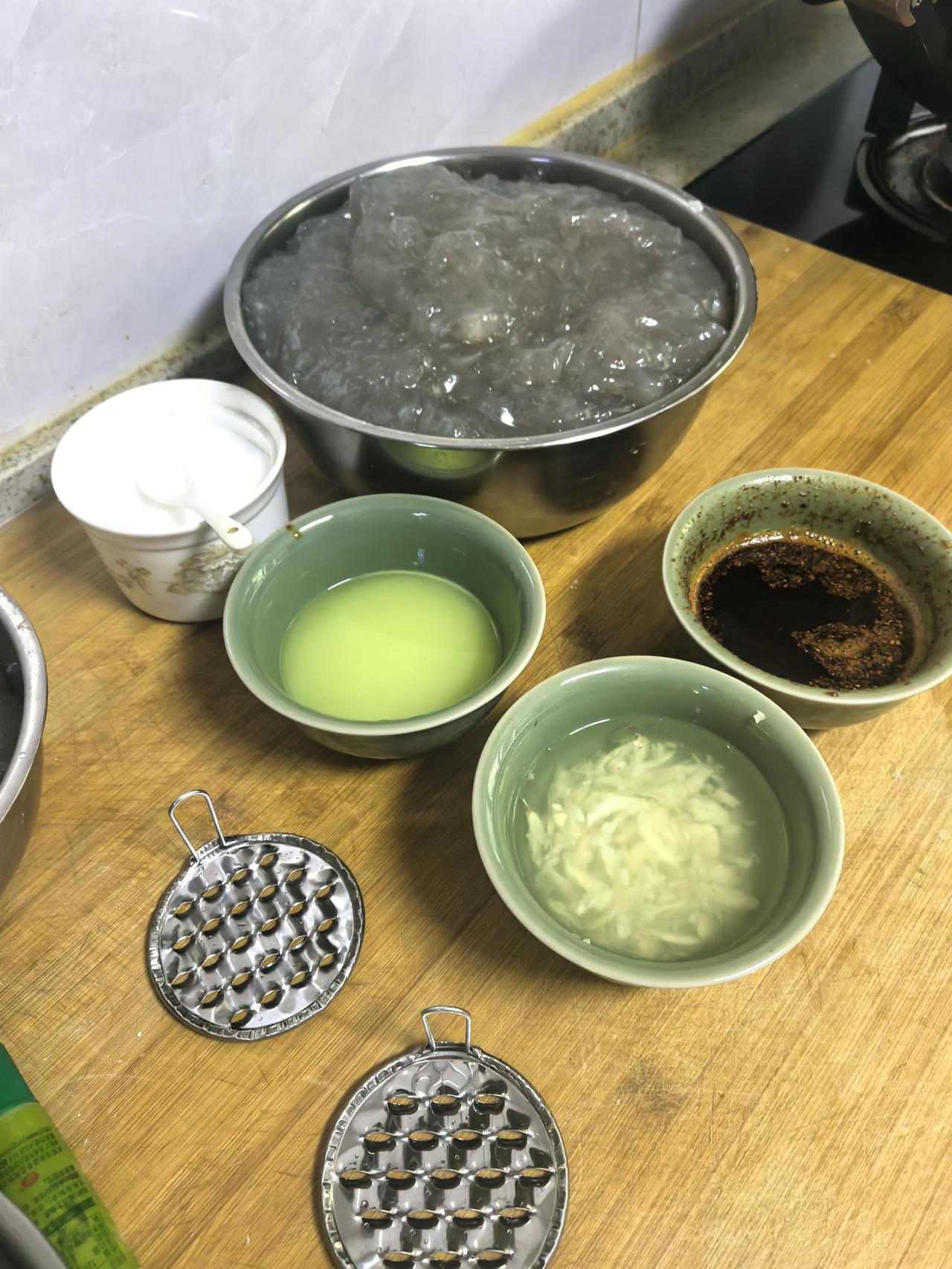 想吃个刮凉粉，在西安不好找，于是决定自己动手。网上买了凉粉刮子，自己熬了凉粉，砸