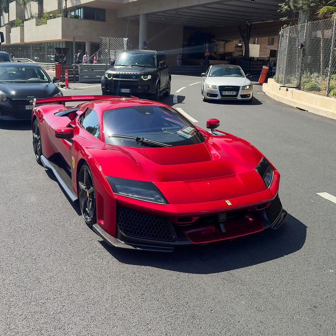 有些朋友不喜欢法拉利F80车头都黑条，有车主把黑条改成车身同色了，效果如何？ 