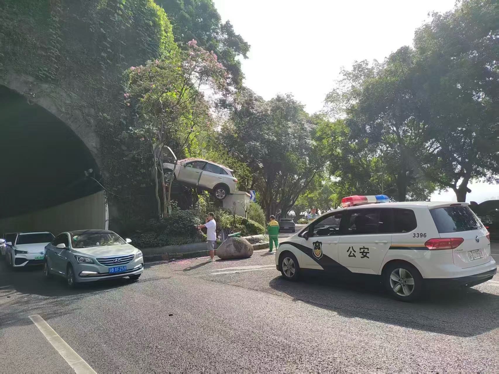 这车啥情况？希望人没事‼️ 