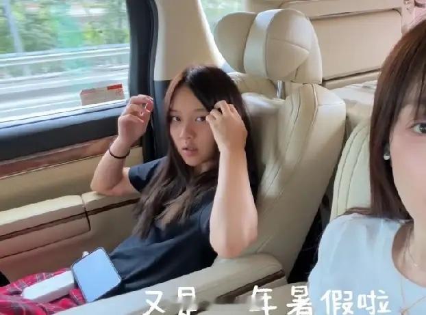 13岁的甜馨暑假参加夏令营，外婆一家集体出动，外婆张伟欣和外公李丹宁罕见露面，张