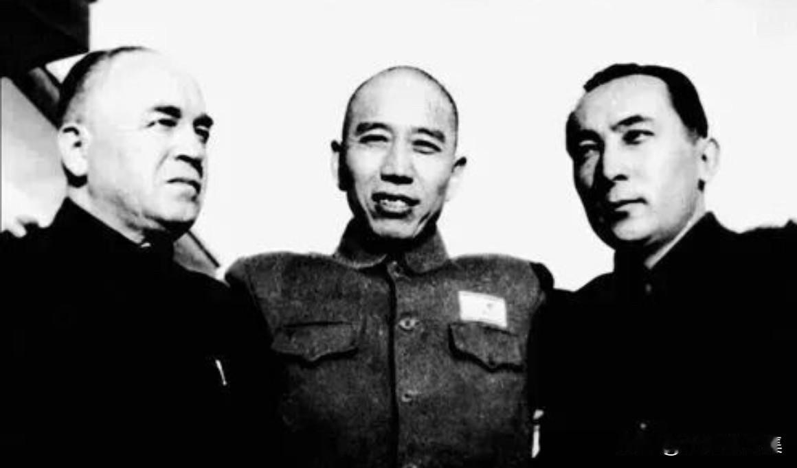 1949年12月30日，赛福鼎·艾则孜、包尔汉等15人举行入党宣誓仪式，这是赛福