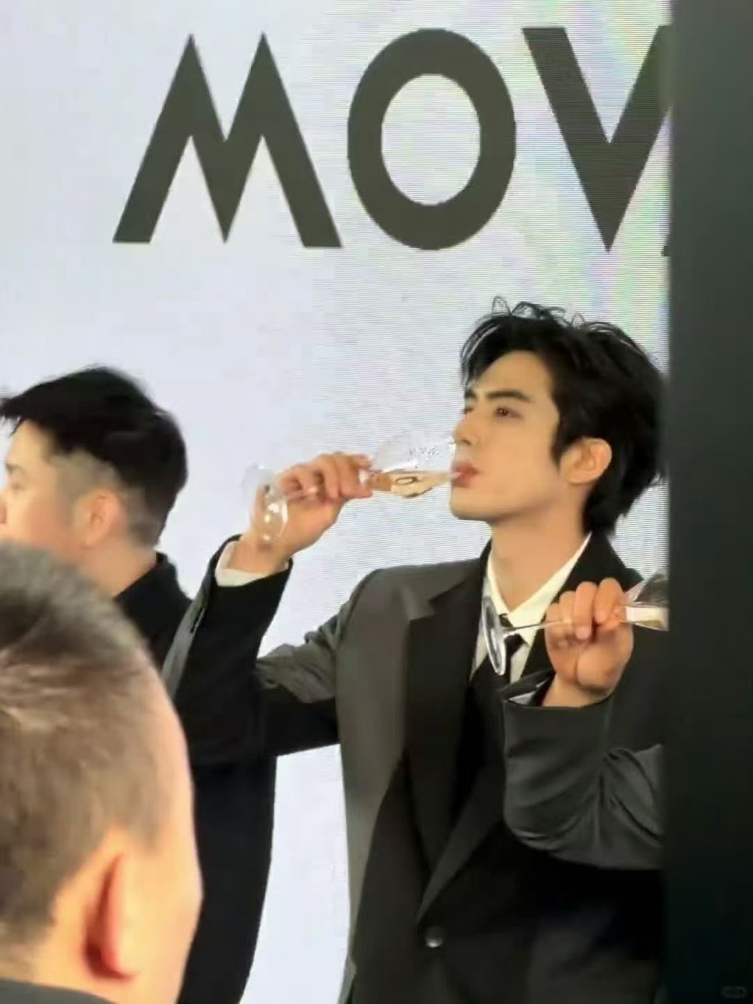 宋威龙宋威龙喝香槟宋威龙完全贵公子男神 宋威龙的威是权威的威！ 