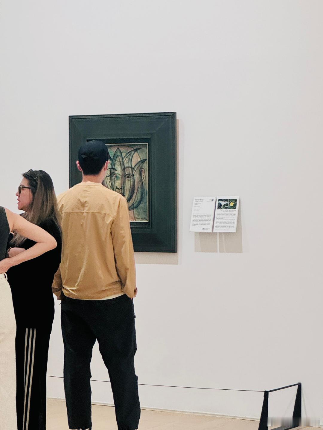 看展偶遇胡歌偶遇胡歌南京看展 偶遇胡歌南京看展，就是像普通观众一样，安安静静地欣