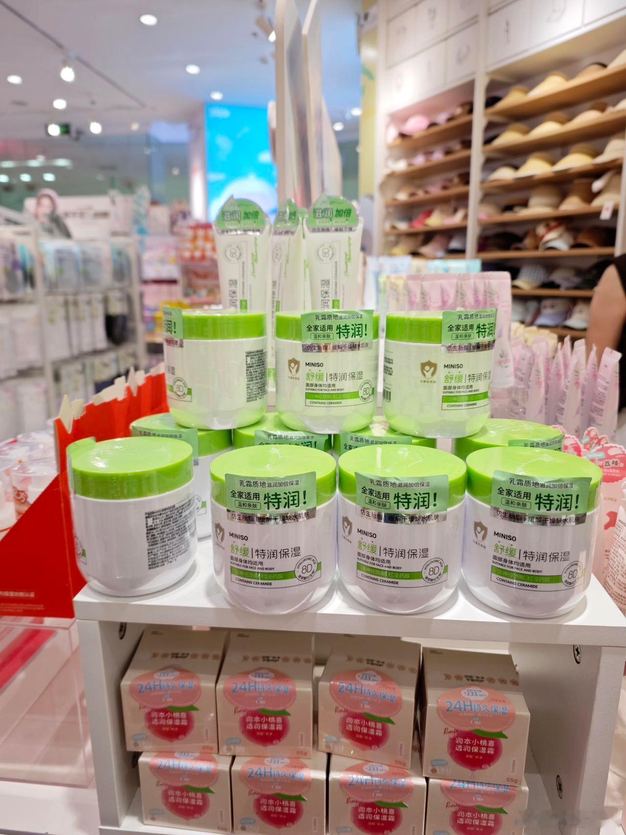 老外严选的中国特产 老外来华经典名场面来了：本来只是路过名创优品想歇个脚，结果一