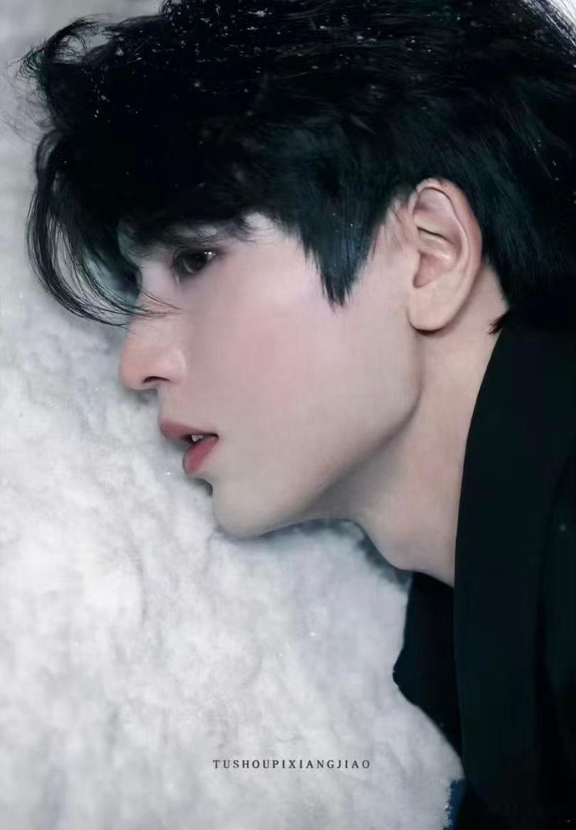 凌探未来 张凌赫外形条件真的绝佳，五官精致气场十足。演戏用心态度认真，自身魅力超