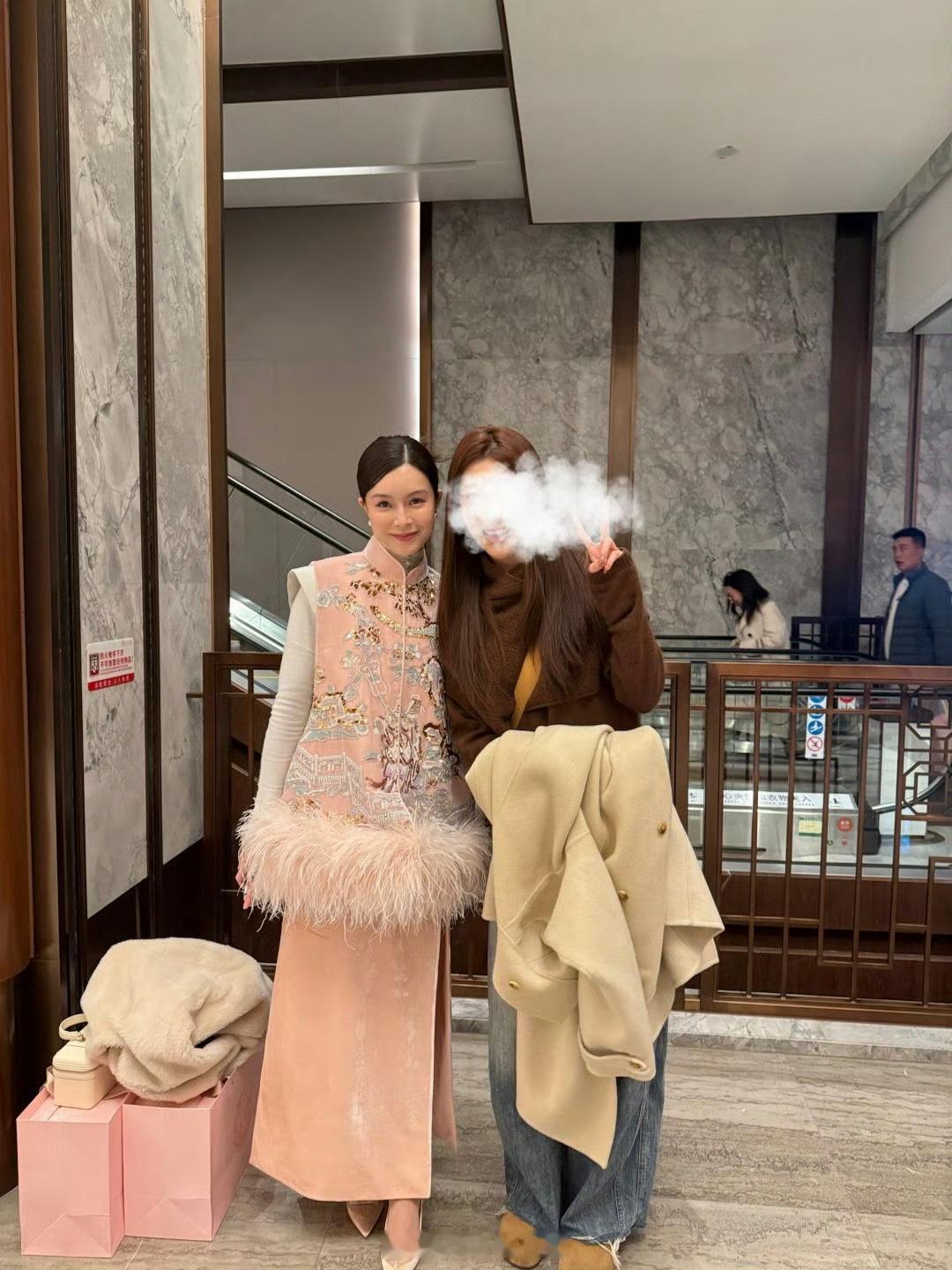 文咏珊产后首露面文咏珊参加霸王茶姬创始人婚礼文咏珊产后首露面，参加霸王茶姬创始人