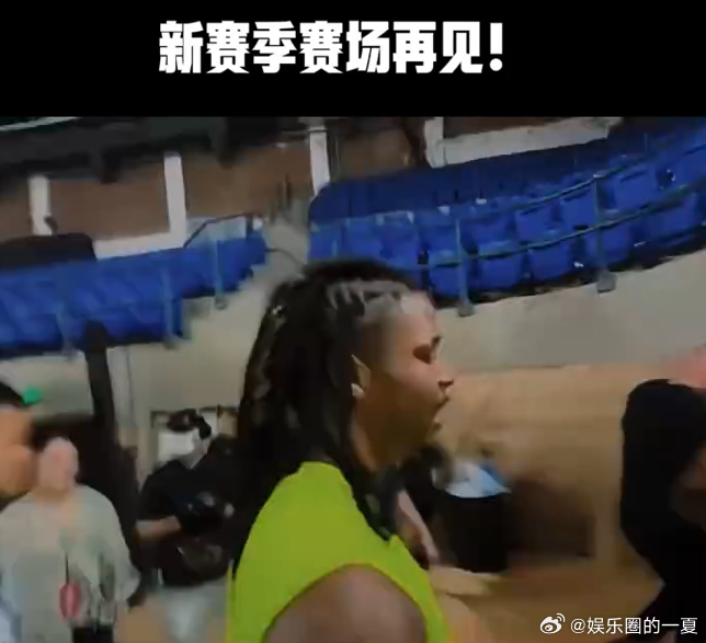 莫兰特比心致谢中国球迷 通过比心，莫兰特将满满的感谢和真诚传递给中国球迷，告别的