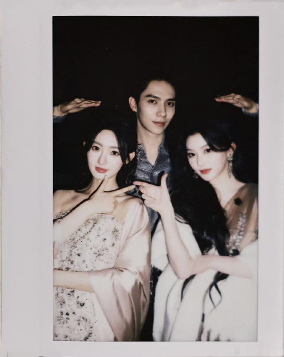 孔雪儿罗一舟杨雨潼cos表情包孔雪儿罗一舟杨雨潼拍立得给你们在搜狐盛典上玩爽了吧