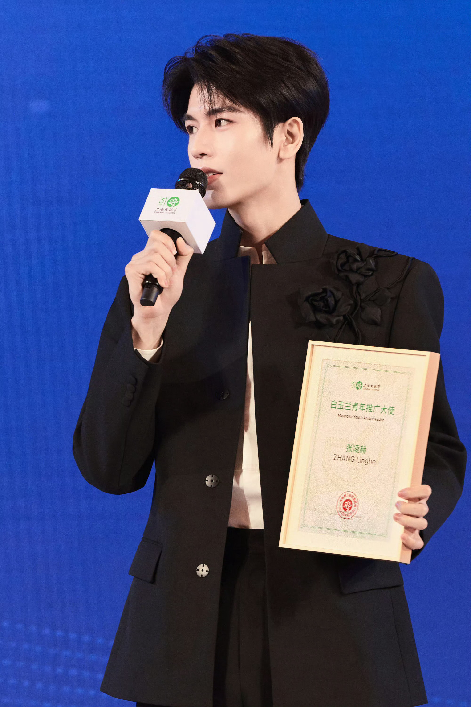 张凌赫解锁白玉兰串场嘉宾张凌赫白玉兰颁奖典礼串场嘉宾白玉兰串场嘉宾张凌赫来袭，双