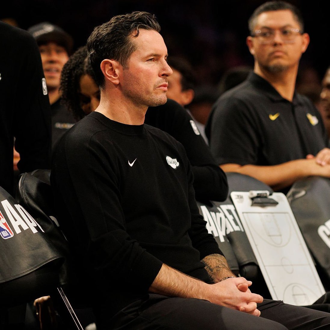 今天对阵老鹰东契奇、老詹出战成疑，海斯缺席比赛！老鹰vs湖人洛杉矶湖人