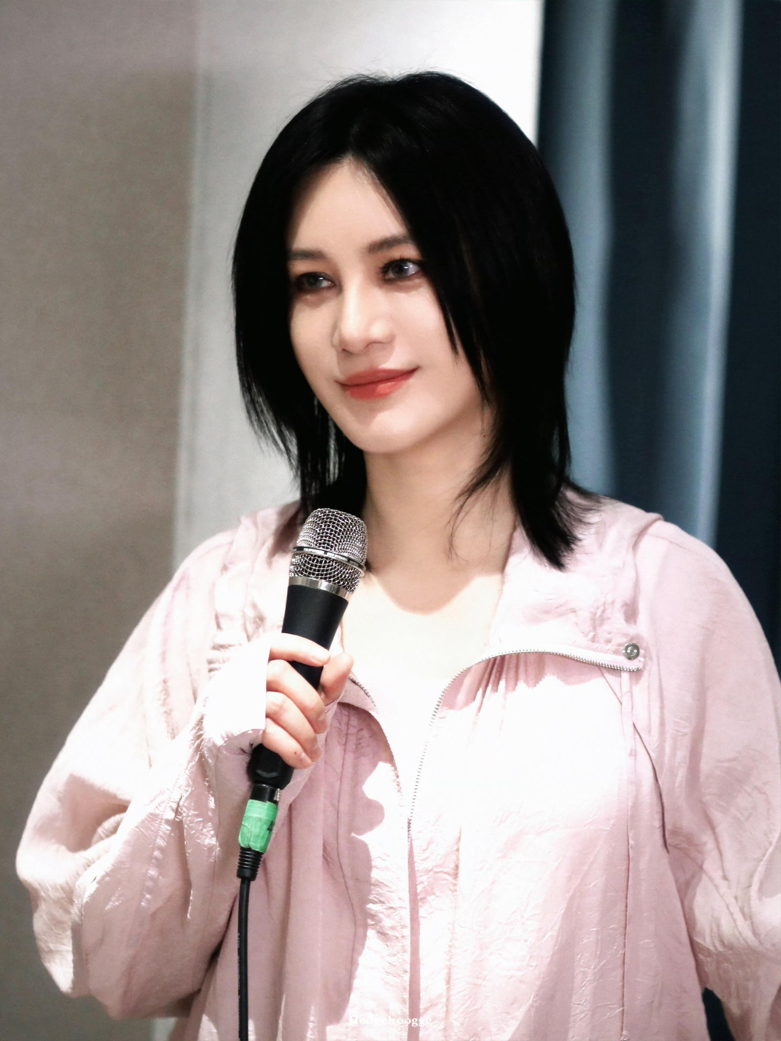 尚雯婕给李佳琦开车技术一个夯尚雯婕给李佳琦开车打十分 尚雯婕给分给得干脆，佳琦开